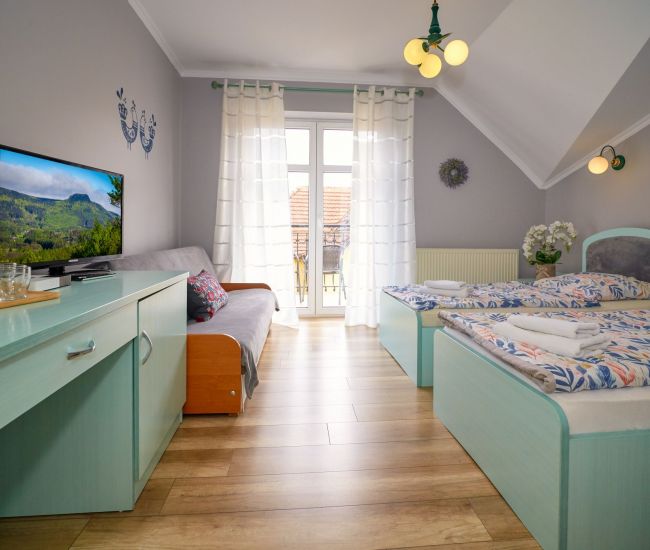Pokój Twin z sofą i balkonem